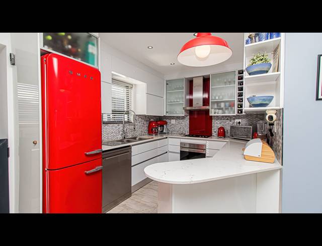 4 BEDROOM HOUSE FOR SALE IN BEACHFRONT